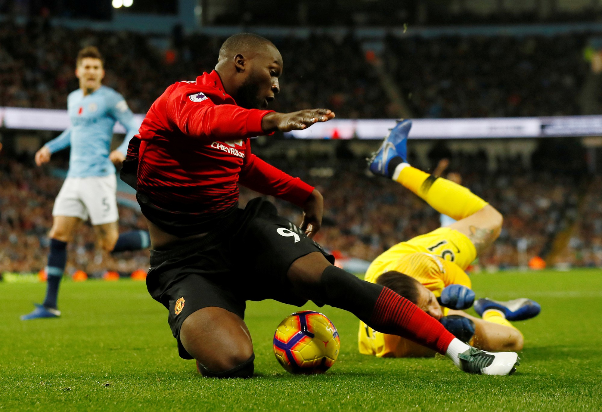 Truyền th&ocirc;ng Anh tổng c&ocirc;ng k&iacute;ch Man United sau thất bại trận derby - Ảnh 5.