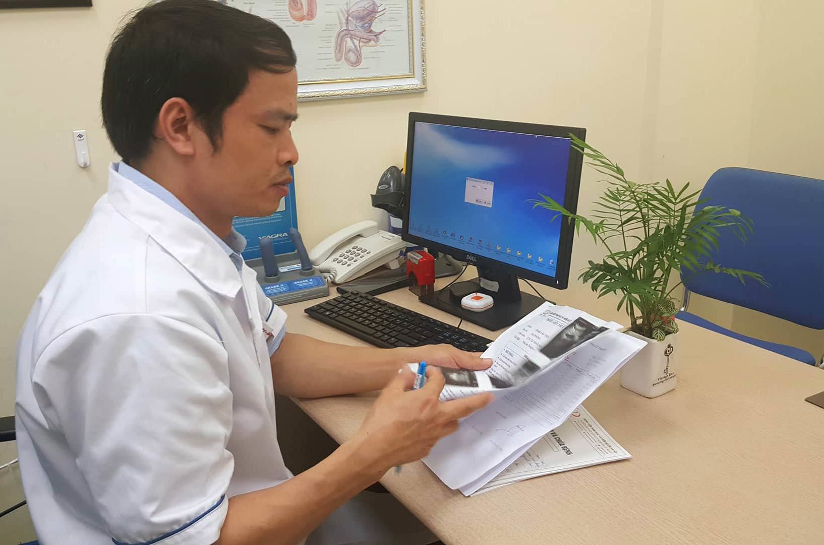 Nửa đêm, cô dâu gào khóc bỏ chạy khỏi phòng tân hôn