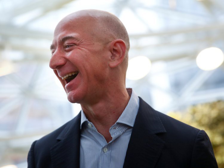 Giàu nhất thế giới, Jeff Bezos vẫn rửa bát mỗi tối