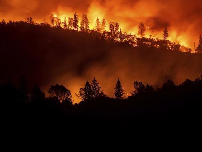 Mỹ: Lửa rừng rực, khói ngút trời ở bang California