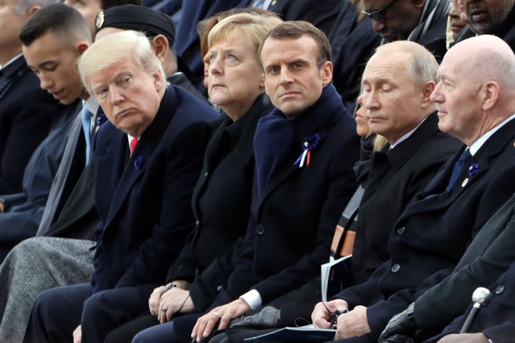 Hai phụ nữ ngực trần tiếp cận đoàn xe chở Tổng thống Trump - Ảnh 3.