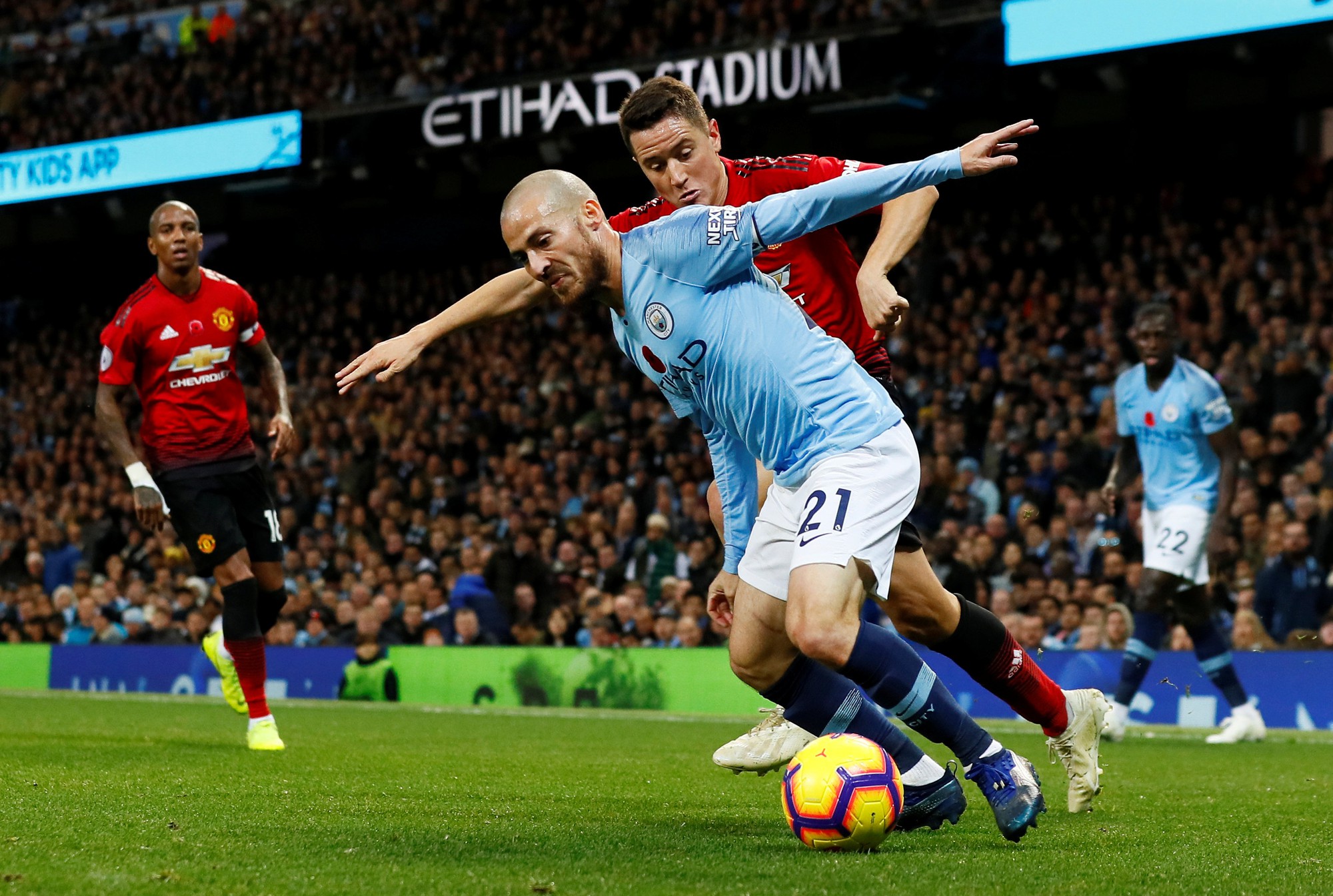 Truyền th&ocirc;ng Anh tổng c&ocirc;ng k&iacute;ch Man United sau thất bại trận derby - Ảnh 3.