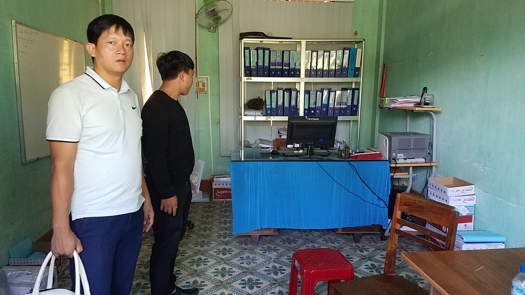 Mua hồ sơ mời thầu ở Kon Tum kh&oacute; hơn... l&ecirc;n trời - Ảnh 1.