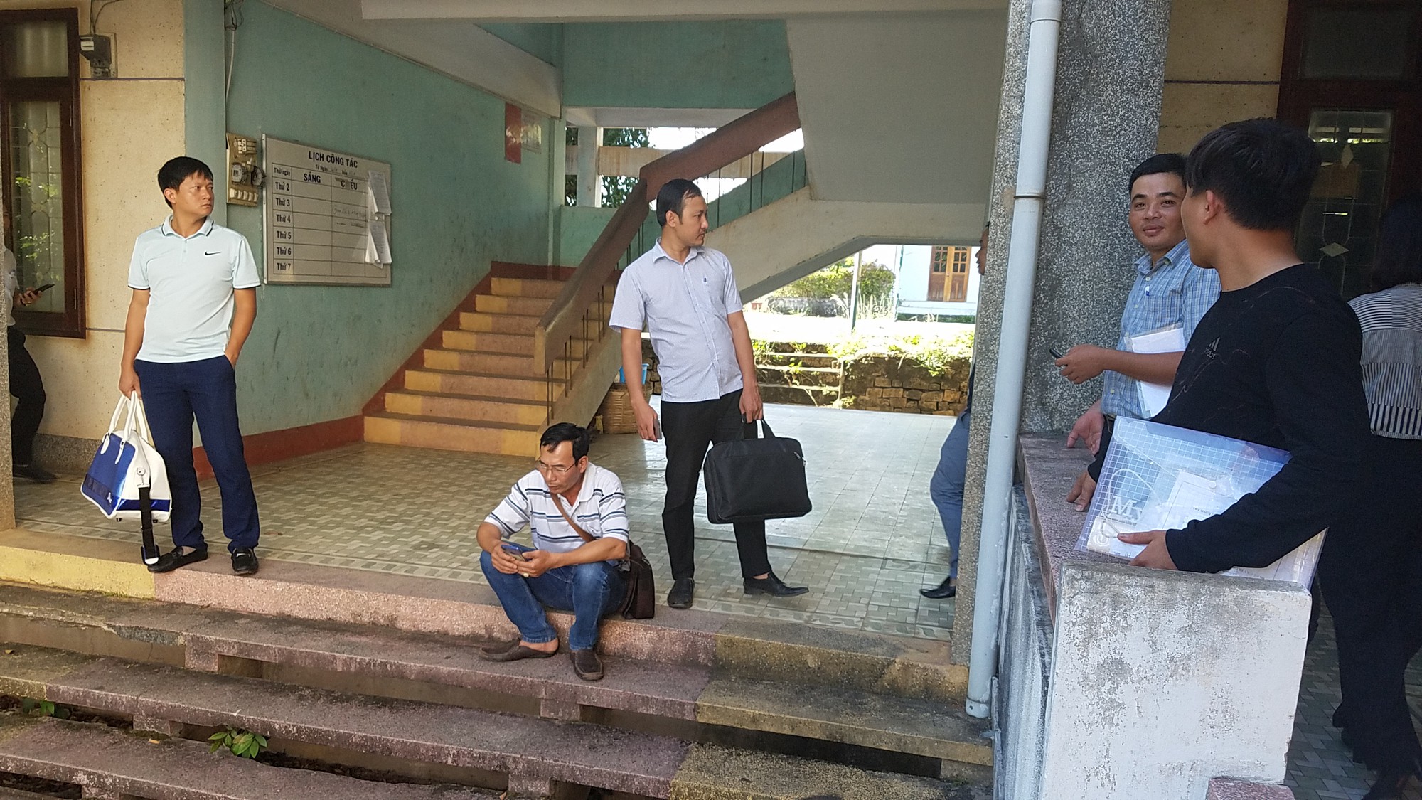 Mua hồ sơ mời thầu ở Kon Tum khó hơn... lên trời