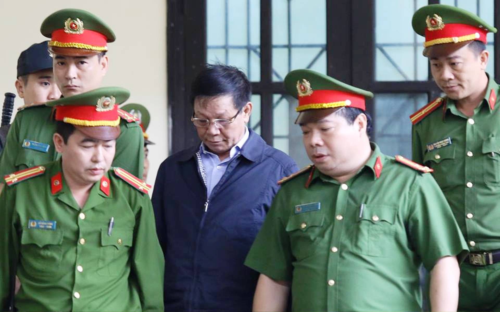 Đang x&eacute;t xử, &ocirc;ng Phan Văn Vĩnh phải v&agrave;o ph&ograve;ng y tế điều trị - Ảnh 1.