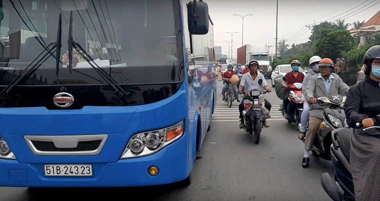 Người phụ nữ tử vong dưới b&aacute;nh xe bu&yacute;t sau va chạm với xe m&aacute;y - Ảnh 2.