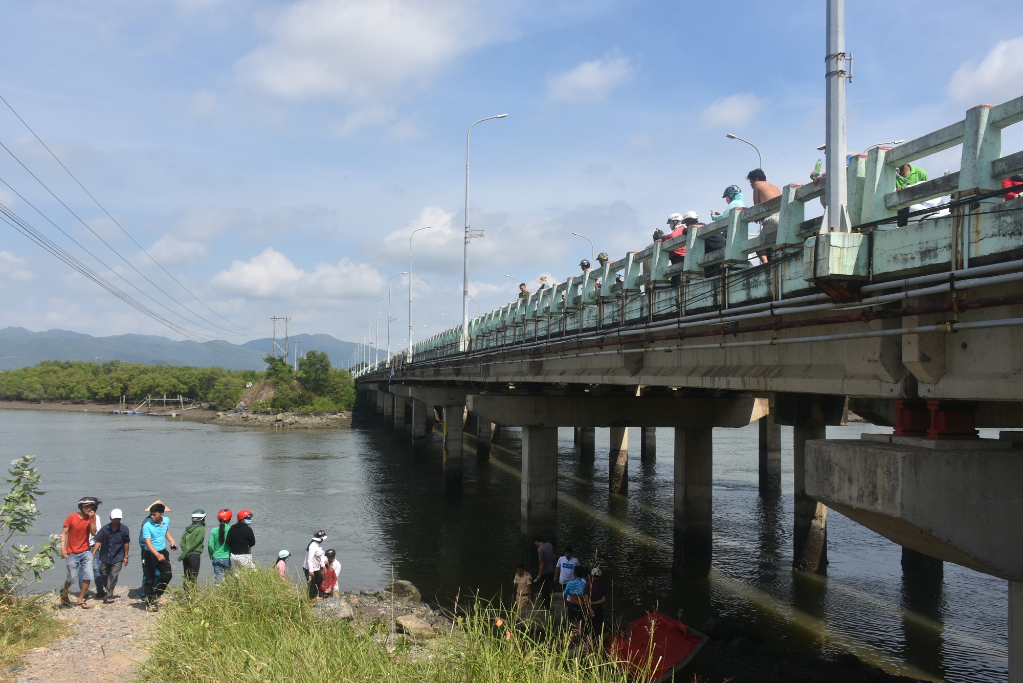 Thi thể đang phân hủy trôi trên sông Cỏ May