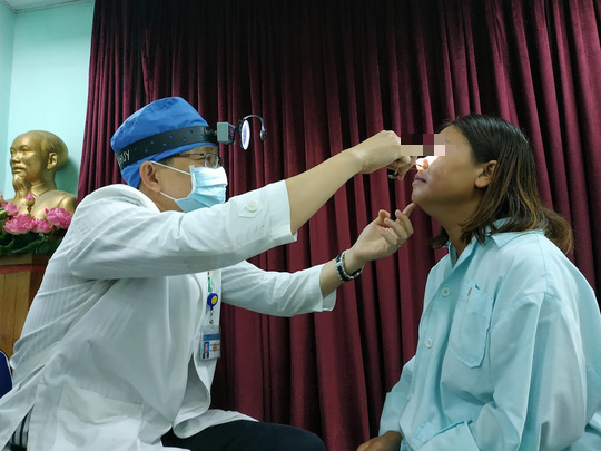 Hy hữu: Một phụ nữ bị đạn lạc bắn xuyên mắt trước cửa nhà - Ảnh 1.