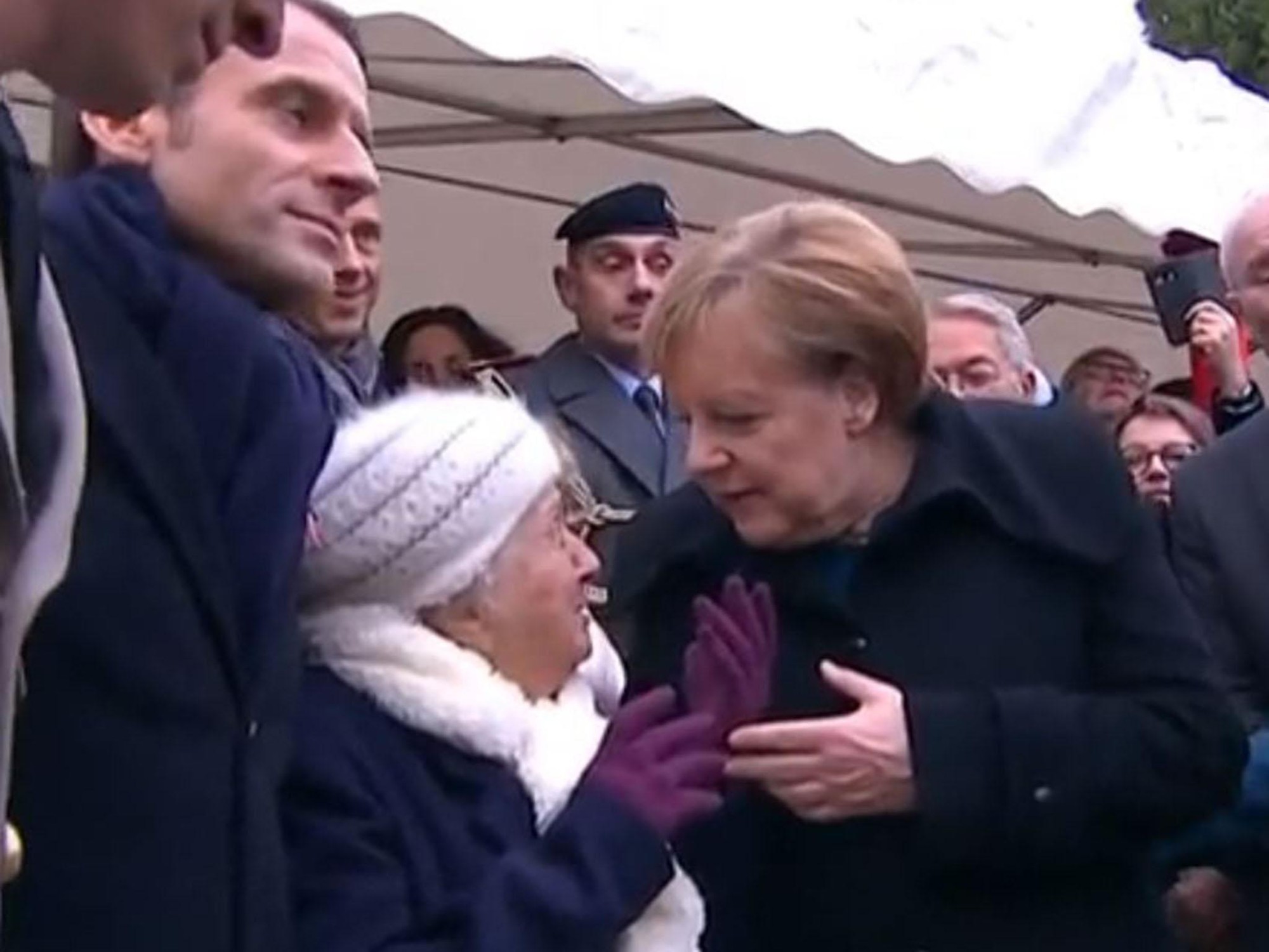B&agrave; Merkel bất ngờ bị nhầm l&agrave; ...vợ &ocirc;ng Macron - Ảnh 1.