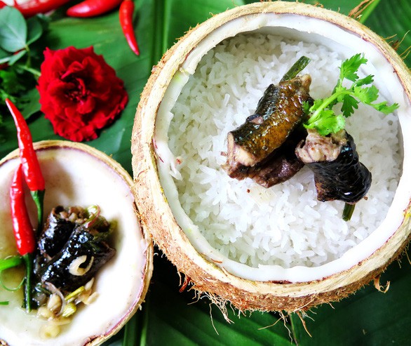 Thơm lừng cơm lịch nướng trái dừa