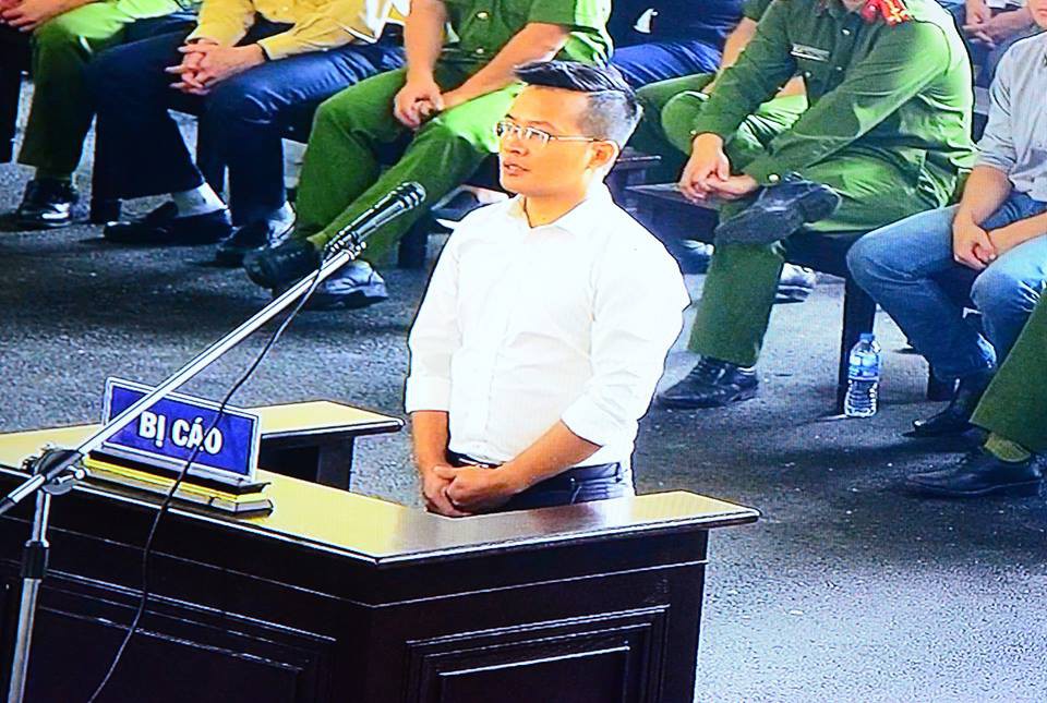 Đang x&eacute;t xử, &ocirc;ng Phan Văn Vĩnh phải v&agrave;o ph&ograve;ng y tế điều trị - Ảnh 2.
