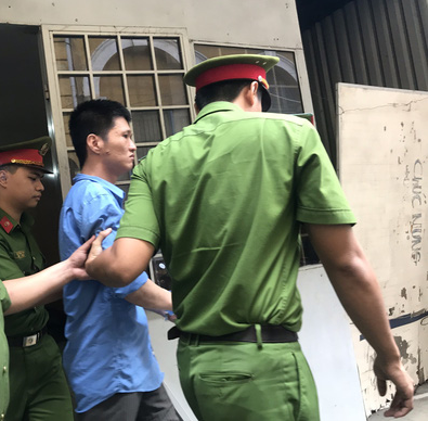 Nhìn mặt vợ biến hình, chồng ra tay sát hại - Ảnh 1.