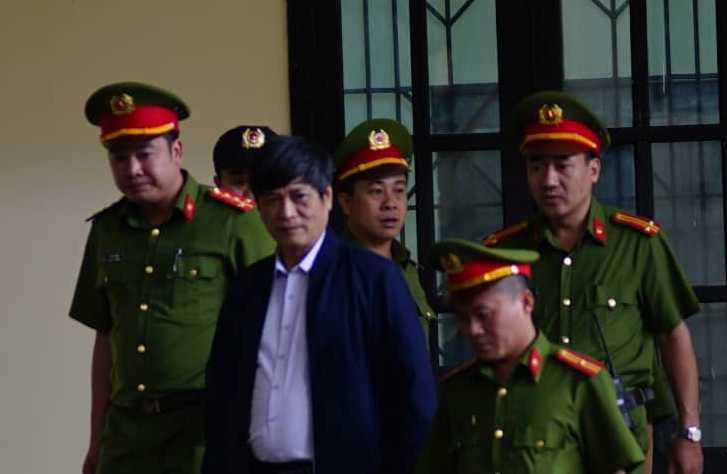 Xử vụ đánh bạc ngàn tỉ: Sau ông Phan Văn Vĩnh, ông Nguyễn Thanh Hóa cũng xin chăm sóc y tế