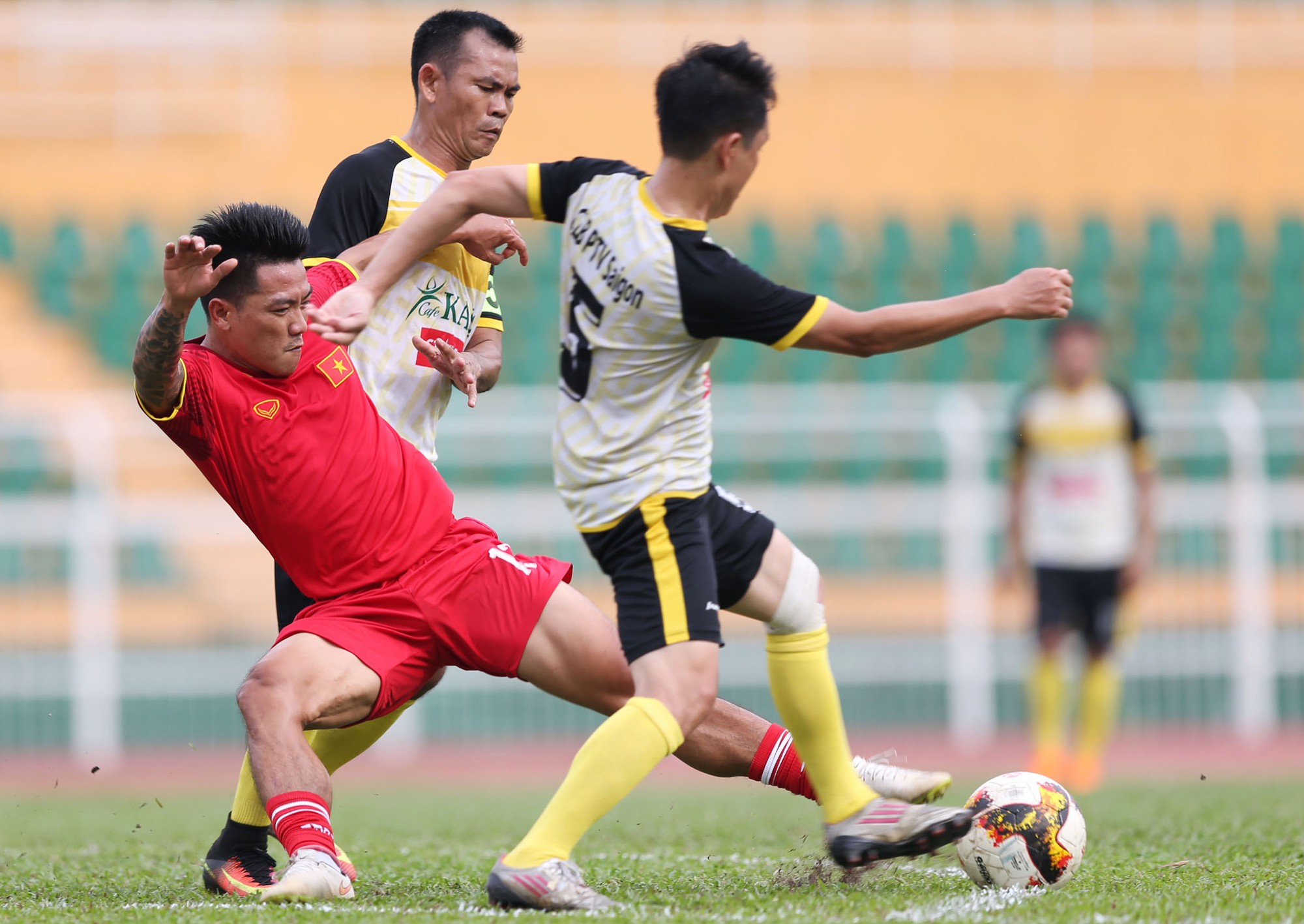 Những nh&agrave; v&ocirc; địch AFF Cup 2008 t&aacute;i ngộ tại s&acirc;n Thống Nhất - Ảnh 5.