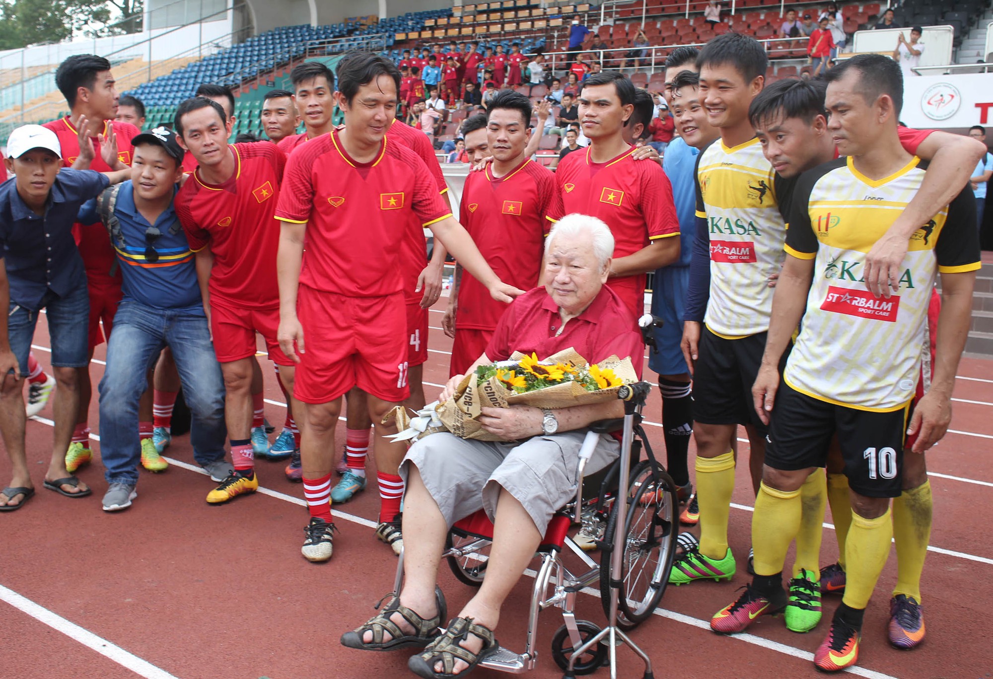 Những nh&agrave; v&ocirc; địch AFF Cup 2008 t&aacute;i ngộ tại s&acirc;n Thống Nhất - Ảnh 9.