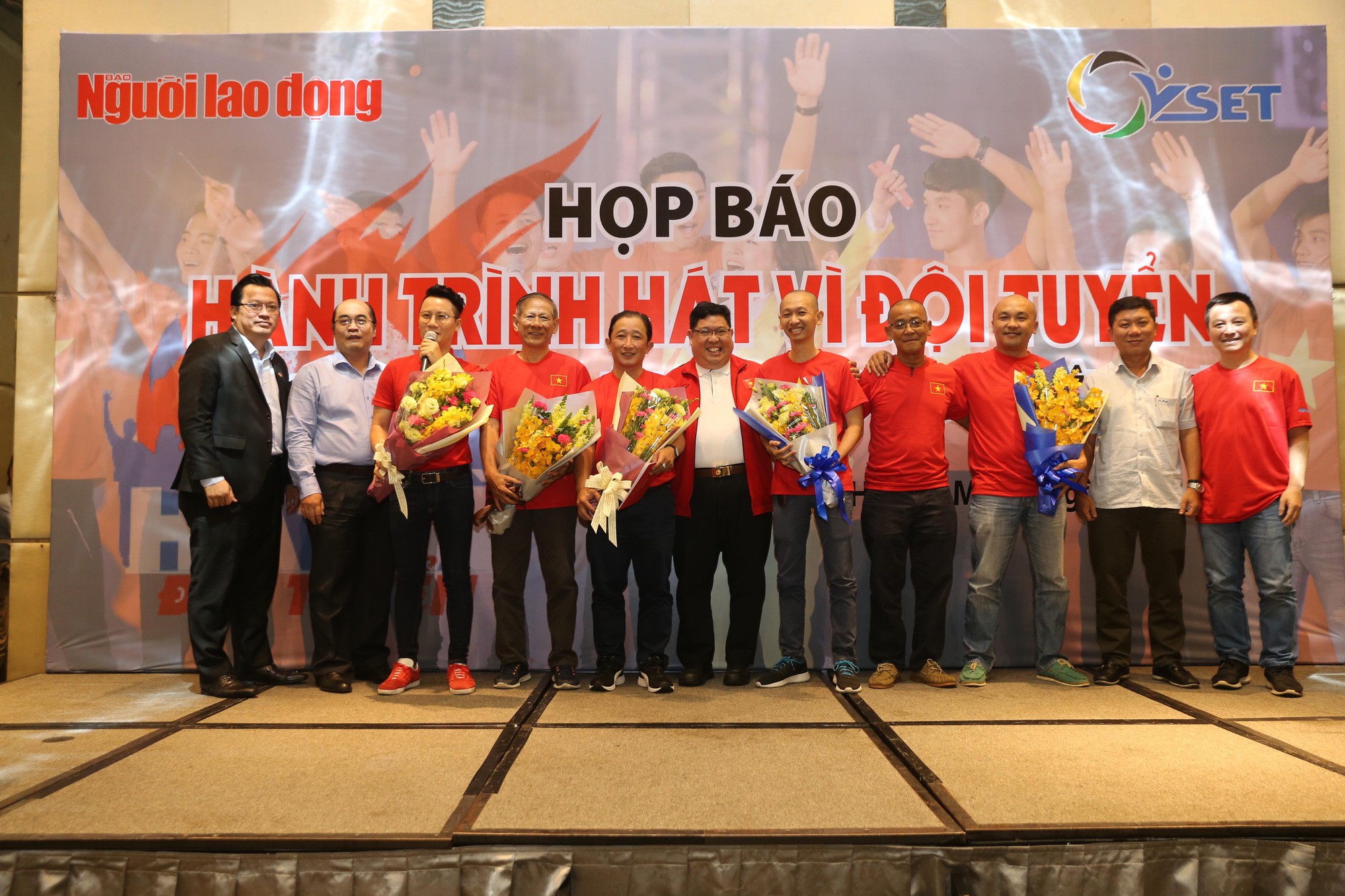 "Hành trình hát vì đội tuyển" được hưởng ứng mạnh mẽ ngay buổi phát động