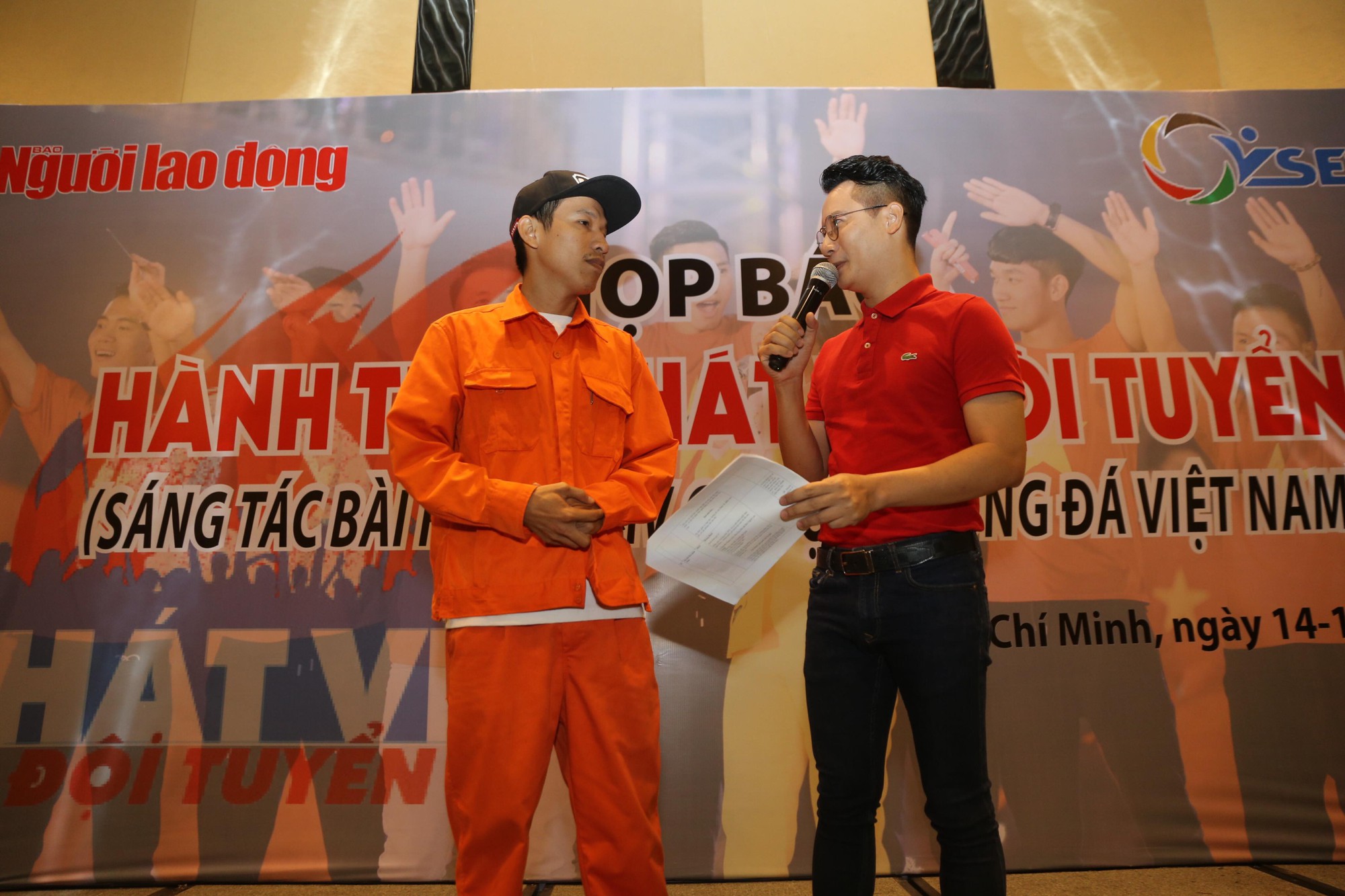 H&agrave;nh tr&igrave;nh h&aacute;t v&igrave; đội tuyển được hưởng ứng mạnh mẽ ngay buổi ph&aacute;t động - Ảnh 8.