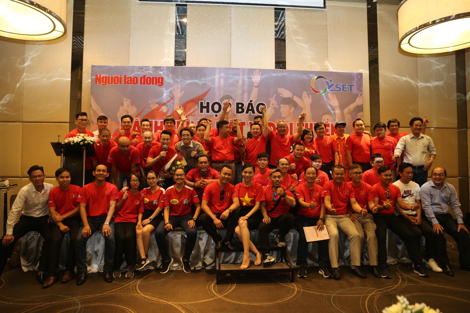 H&agrave;nh tr&igrave;nh h&aacute;t v&igrave; đội tuyển được hưởng ứng mạnh mẽ ngay buổi ph&aacute;t động - Ảnh 11.
