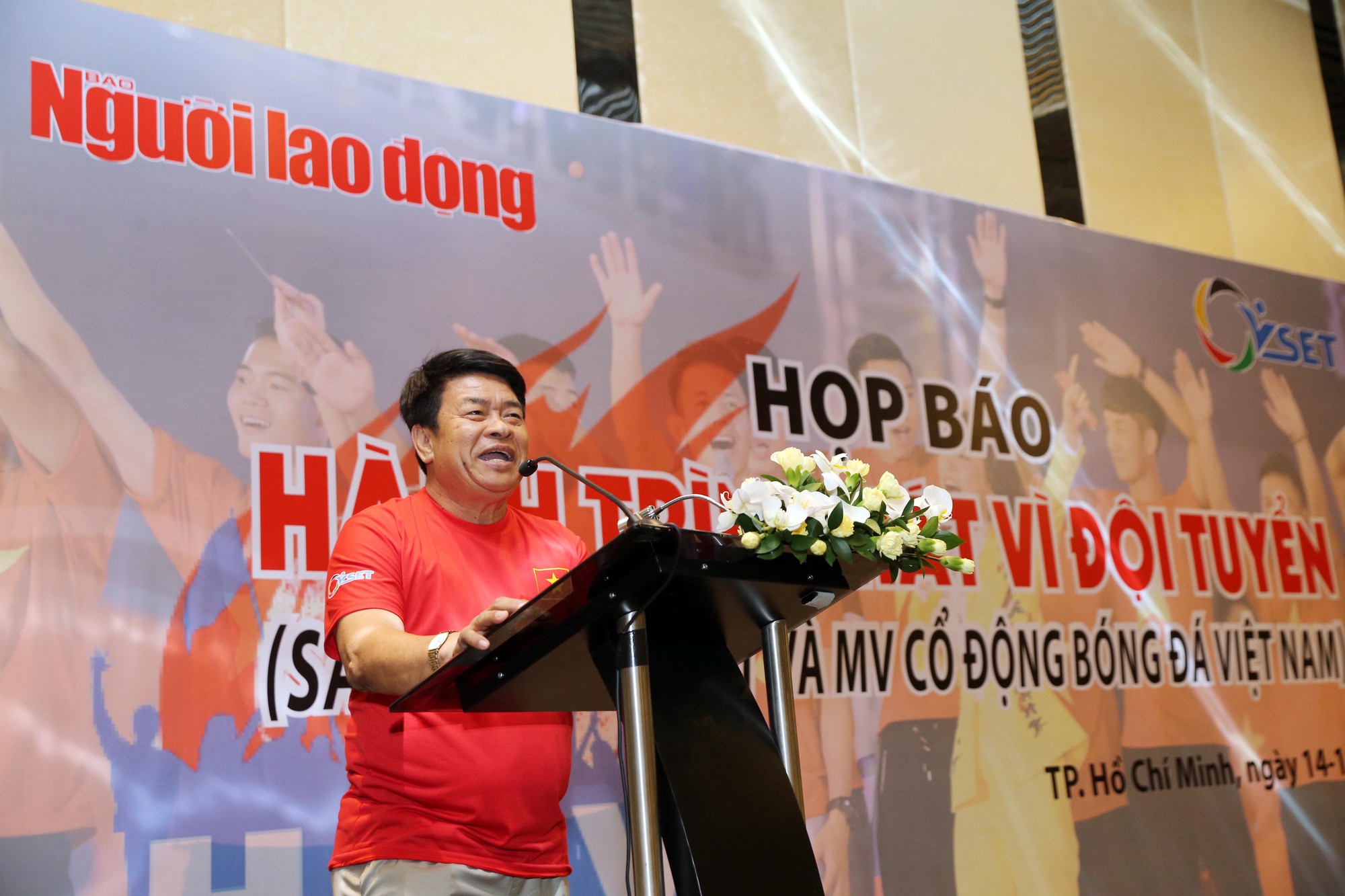 H&agrave;nh tr&igrave;nh h&aacute;t v&igrave; đội tuyển được hưởng ứng mạnh mẽ ngay buổi ph&aacute;t động - Ảnh 4.
