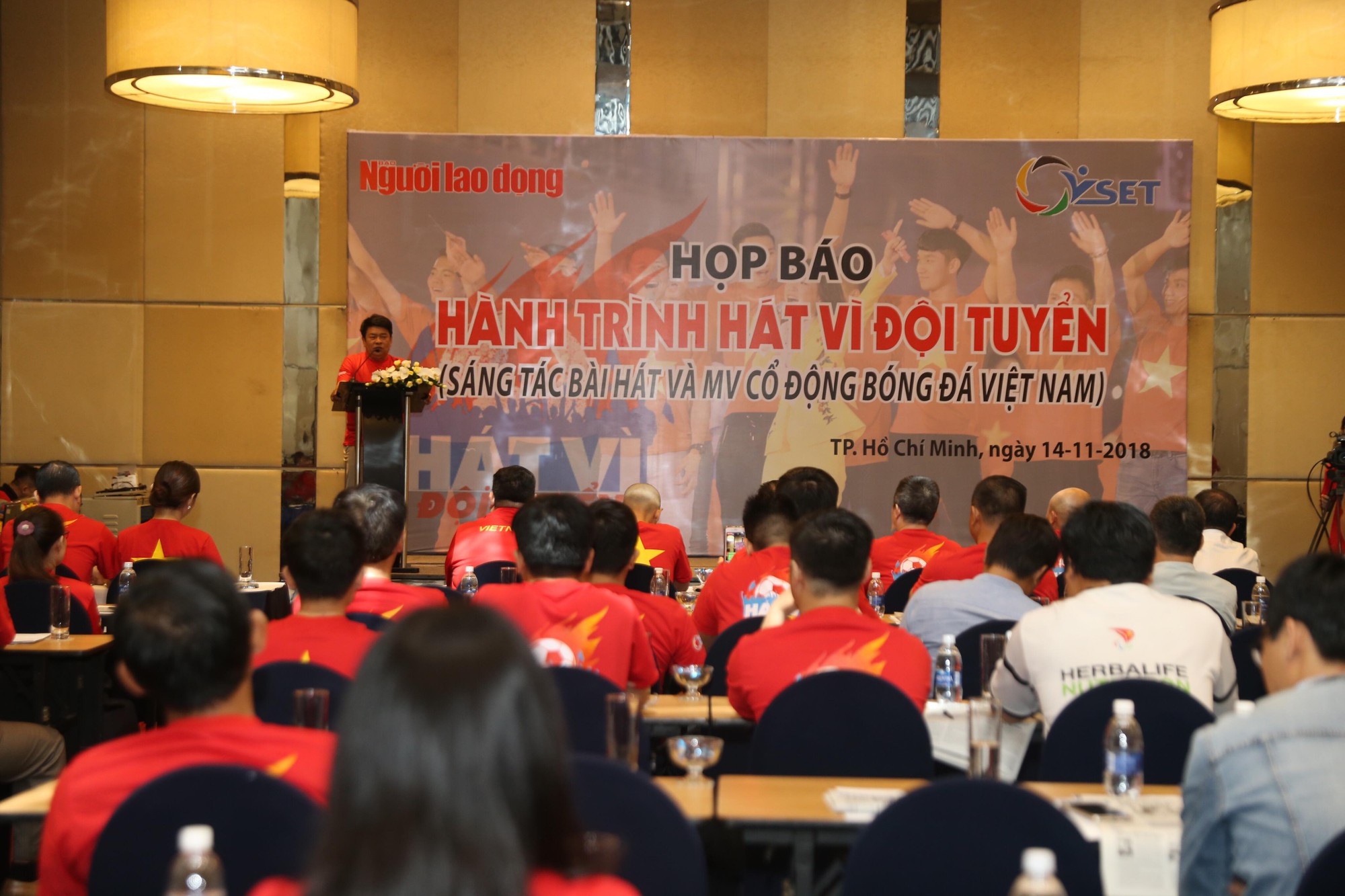 H&agrave;nh tr&igrave;nh h&aacute;t v&igrave; đội tuyển được hưởng ứng mạnh mẽ ngay buổi ph&aacute;t động - Ảnh 1.