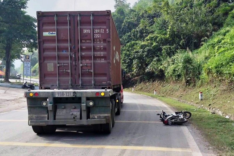 Đi xe máy lao xuống dốc tốc độ cao, tông vào sau xe đầu kéo tử vong