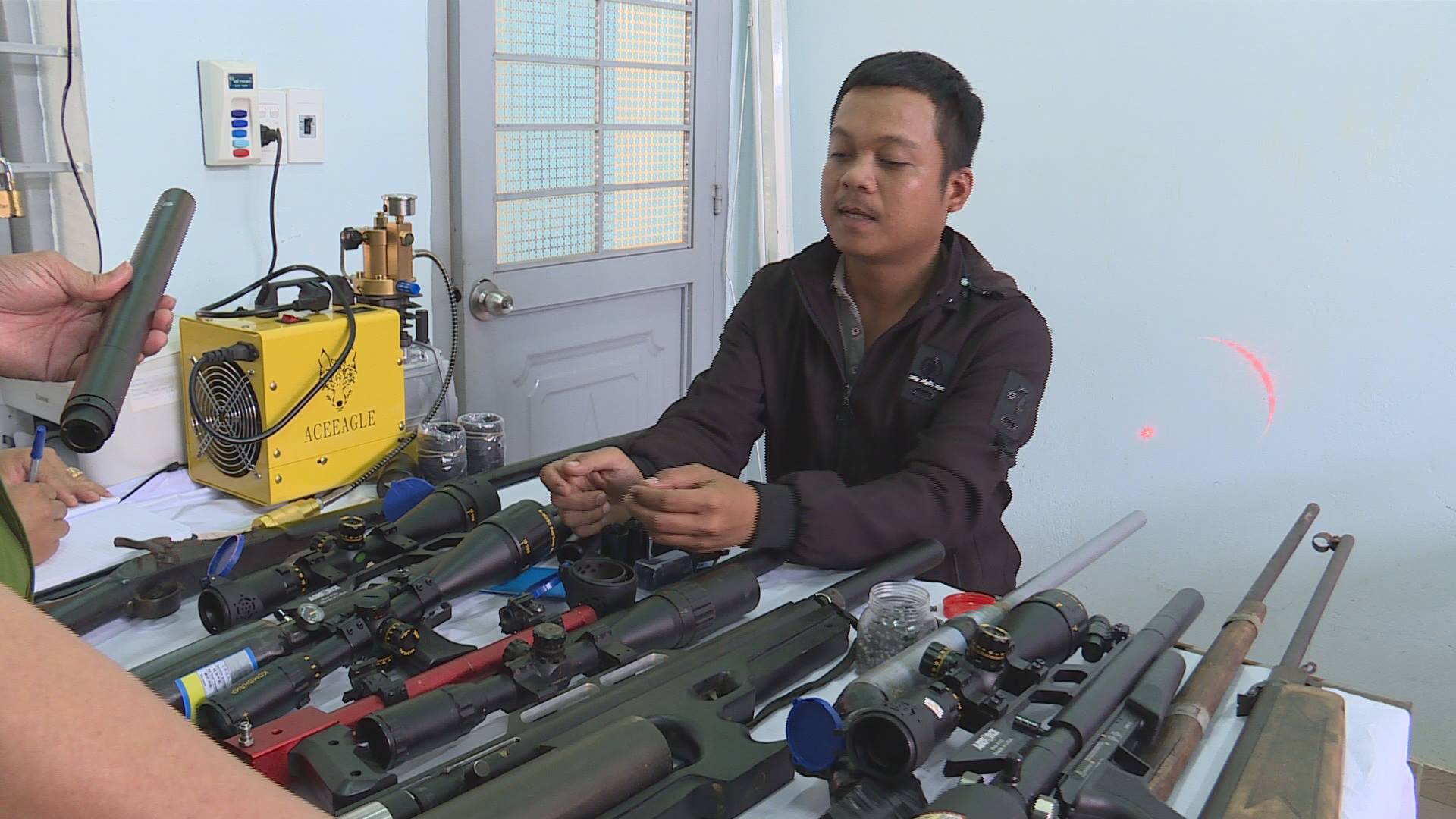 Đột nhập 1 xưởng chế tạo s&uacute;ng tr&aacute;i ph&eacute;p - Ảnh 1.