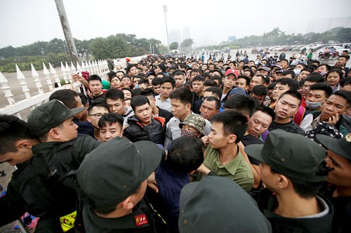 Đốt pháo sáng chỉ làm khó cho đội tuyển