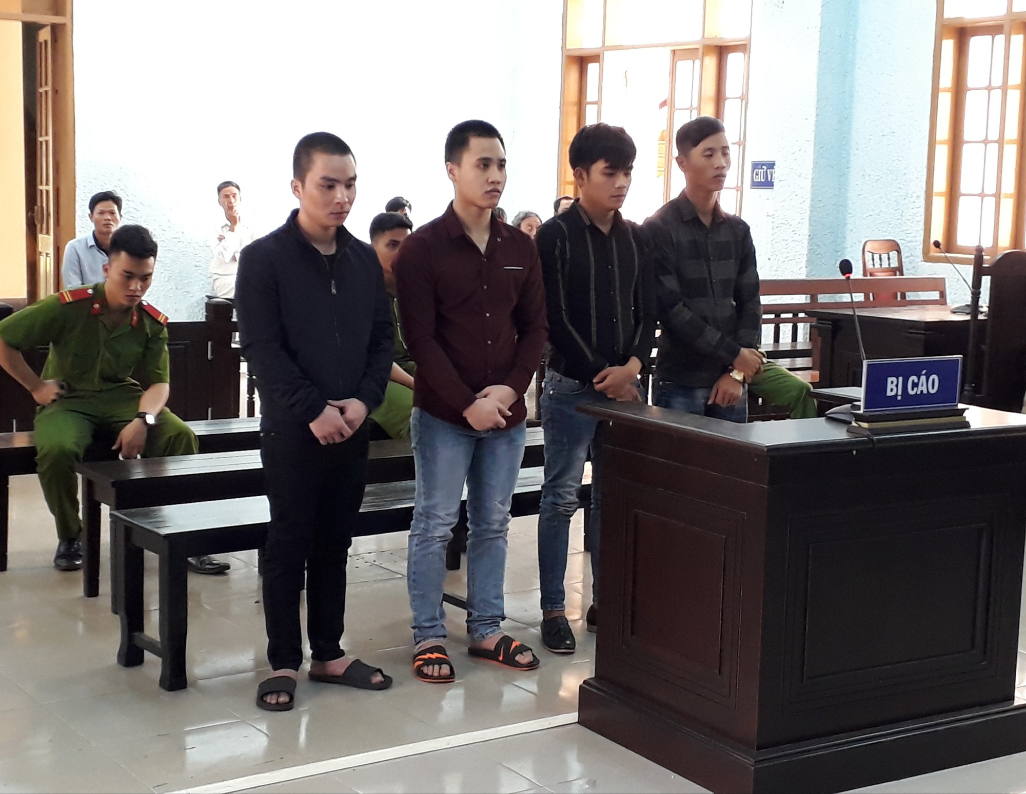 Không mua được thuốc lá, quay lại giết con chủ tiệm