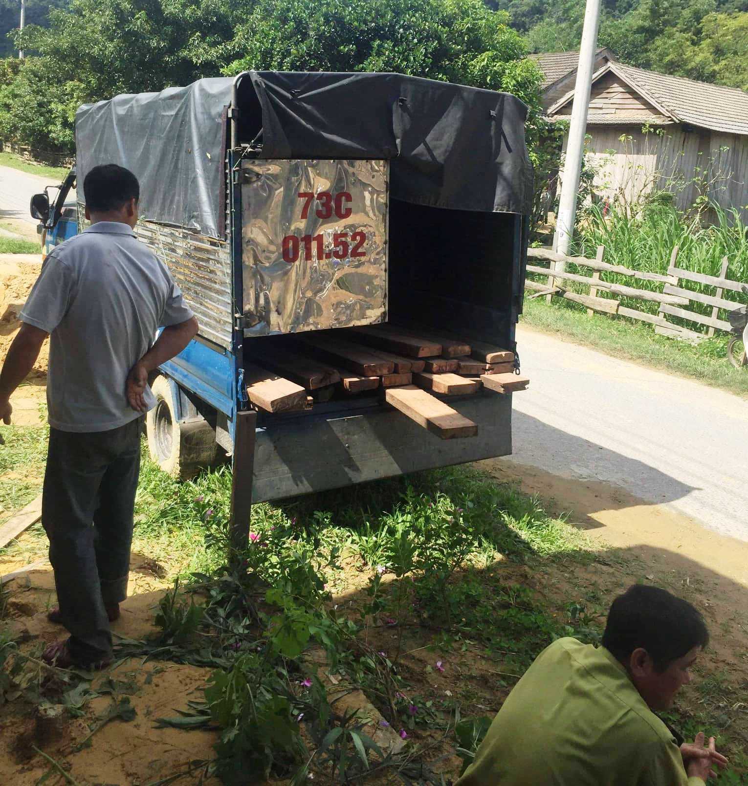 Nổ s&uacute;ng chỉ thi&ecirc;n bắt l&acirc;m tặc, 3 kiểm l&acirc;m bị v&acirc;y đ&aacute;nh trọng thương - Ảnh 1.