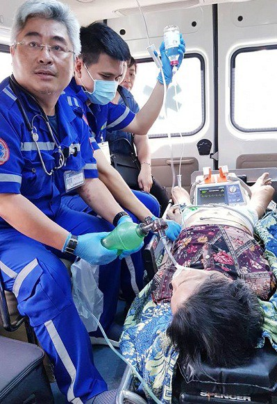 Cụ b&agrave; 80 tuổi ngưng tim, ngưng thở v&igrave; ăn b&uacute;n bị sặc - Ảnh 1.