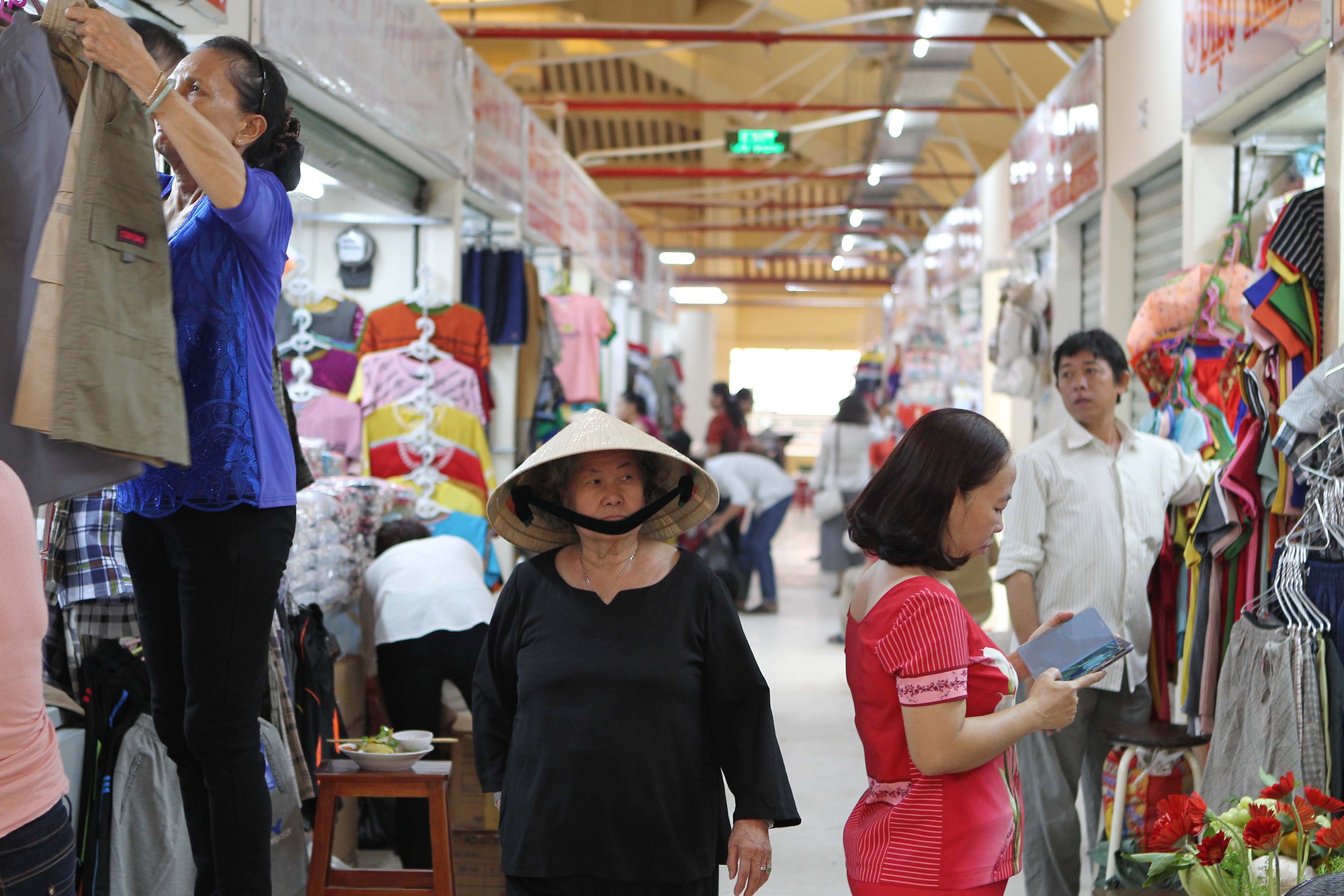 Ng&ocirc;i chợ gần 100 tuổi ở TP HCM ch&iacute;nh thức mở cửa trở lại - Ảnh 10.