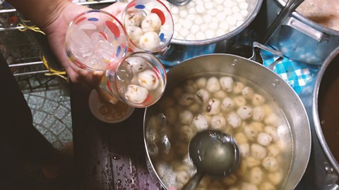 Xếp hàng thưởng thức chè bột lọc heo quay ở Huế