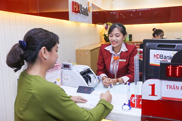Sếp ngân hàng “thu gom” cổ phần