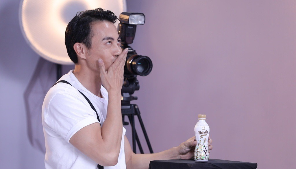 Biểu cảm “khó cưỡng” của Thanh Hằng trong thử thách Trà sữa Macchiato Không Độ - Ảnh 2.