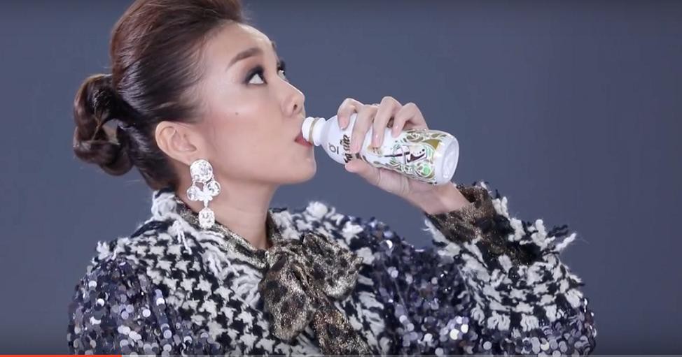 Biểu cảm “khó cưỡng” của Thanh Hằng trong thử thách Trà sữa Macchiato Không Độ - Ảnh 6.
