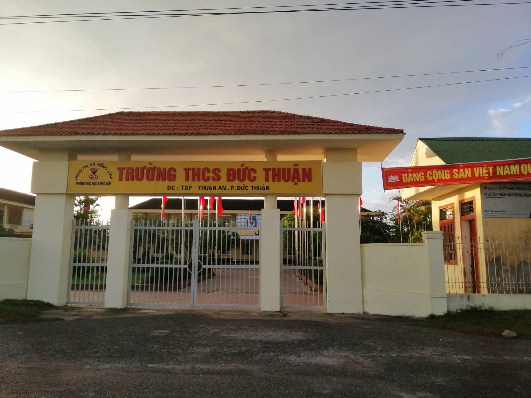 Nam sinh lớp 9 bị 2 thanh niên lạ mặt hành hung ngay trong trường