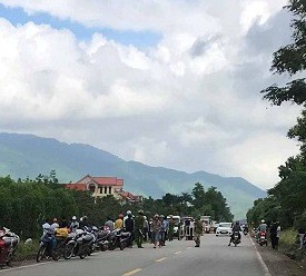Xe máy va chạm với công nông, 4 người trong một gia đình thương vong - Ảnh 1.