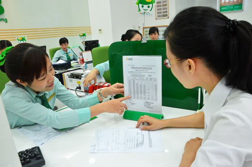 L&atilde;i suất tăng, kh&aacute;ch gửi tiền hưởng lợi - Ảnh 1.
