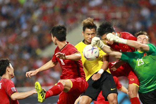 Tuyển Việt Nam đá bại Malaysia: Khi cả đội cùng phòng ngự