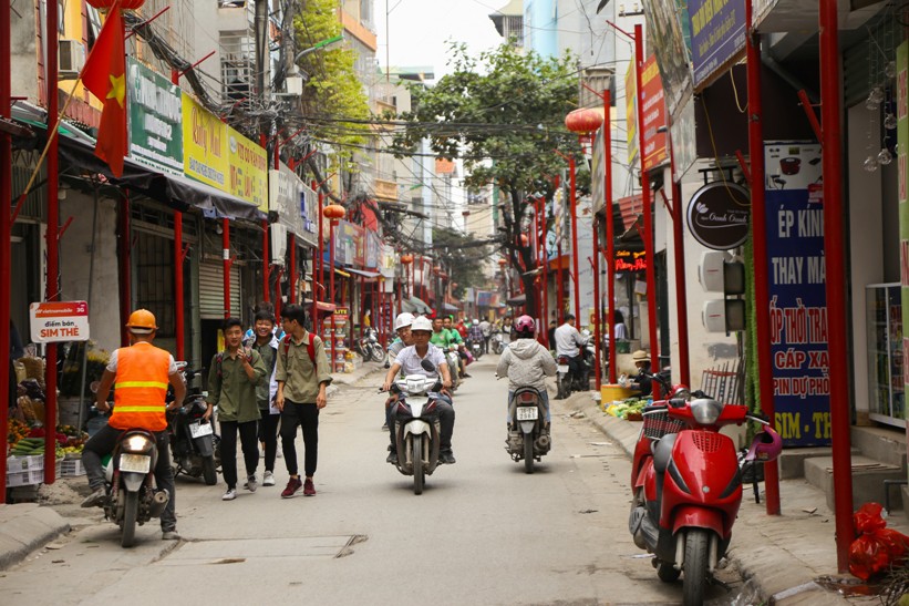 Chôn hàng trăm chiếc cột đỏ trên vỉa hè để tạo dựng tuyến phố văn minh
