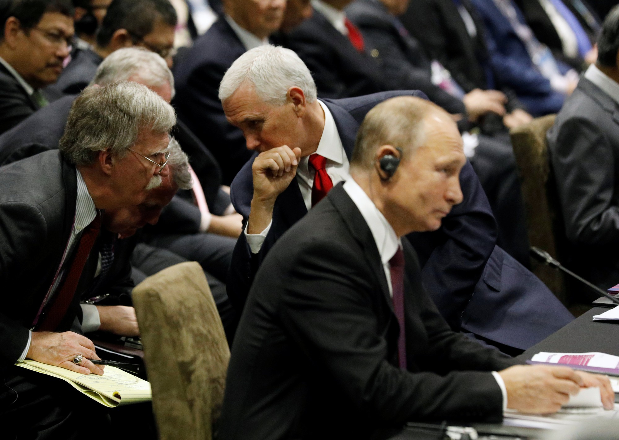 Họp ASEAN, ông Putin "nói chuyện riêng" với Phó Tổng thống Mỹ
