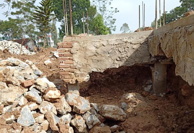 Móng trung tâm văn hóa 3,3 tỉ đồng đang xây bị nứt toác không phải do mưa - Ảnh 2.