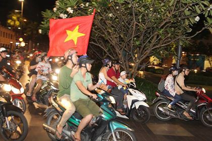 Cả nước xuống đường mừng tuyển Việt Nam thắng Malaysia - Ảnh 12.