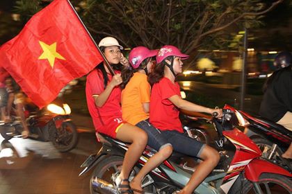 Cả nước xuống đường mừng tuyển Việt Nam thắng Malaysia - Ảnh 13.