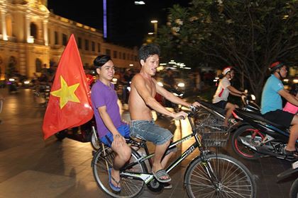 Cả nước xuống đường mừng tuyển Việt Nam thắng Malaysia - Ảnh 14.