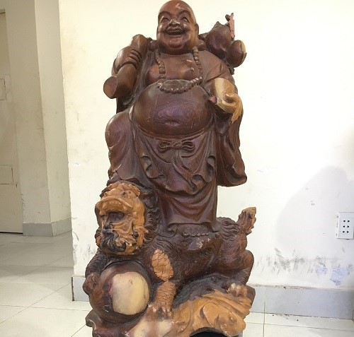 Bê một tượng Phật trang trí, vài giờ sau bị tóm