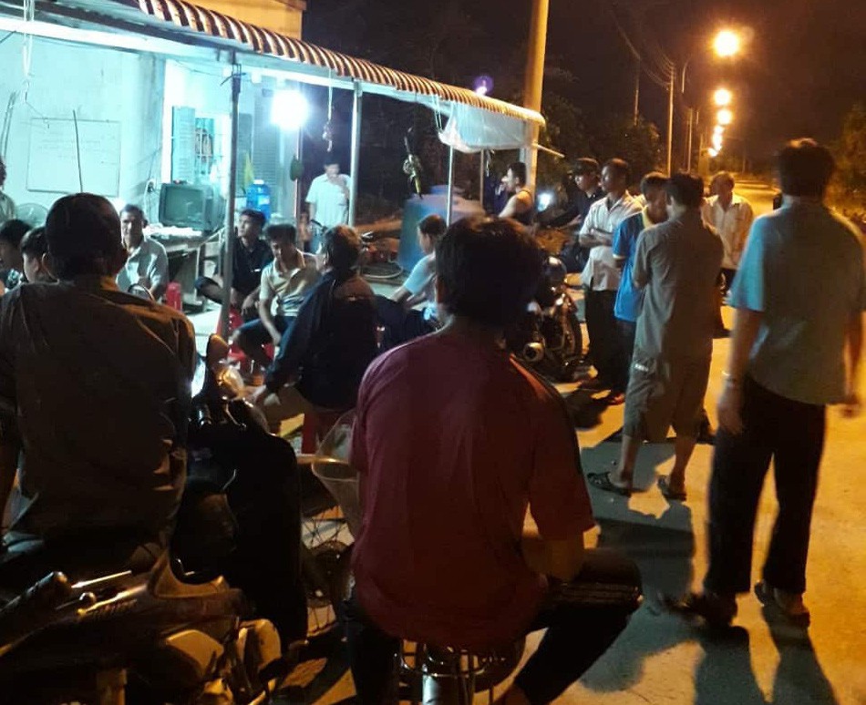 Hàng chục người dân chặn xe chở bình ắc-quy phế thải trong đêm