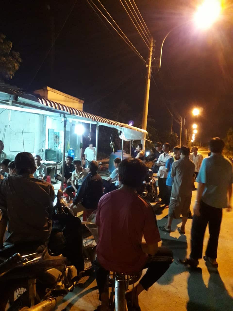 H&agrave;ng chục người d&acirc;n chặn xe chở b&igrave;nh ắc-quy phế thải trong đ&ecirc;m - Ảnh 1.