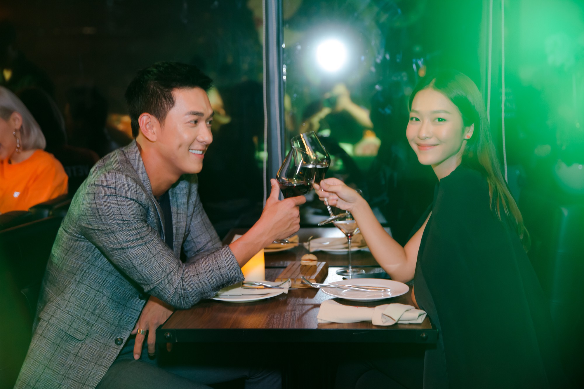 Cặp đôi Hậu duệ mặt trời phiên bản Việt tình tứ ngoài đời - Ảnh 4.