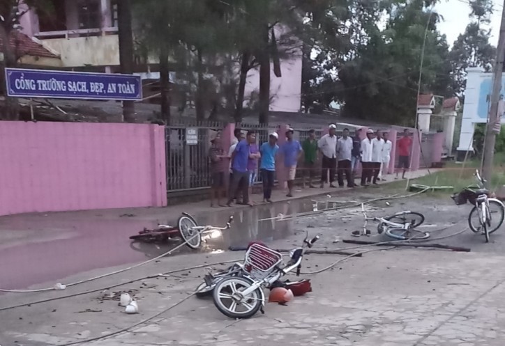 Vụ 6 học sinh bị điện giật thương vong: Do s&eacute;t đ&aacute;nh rơi d&acirc;y điện - Ảnh 1.